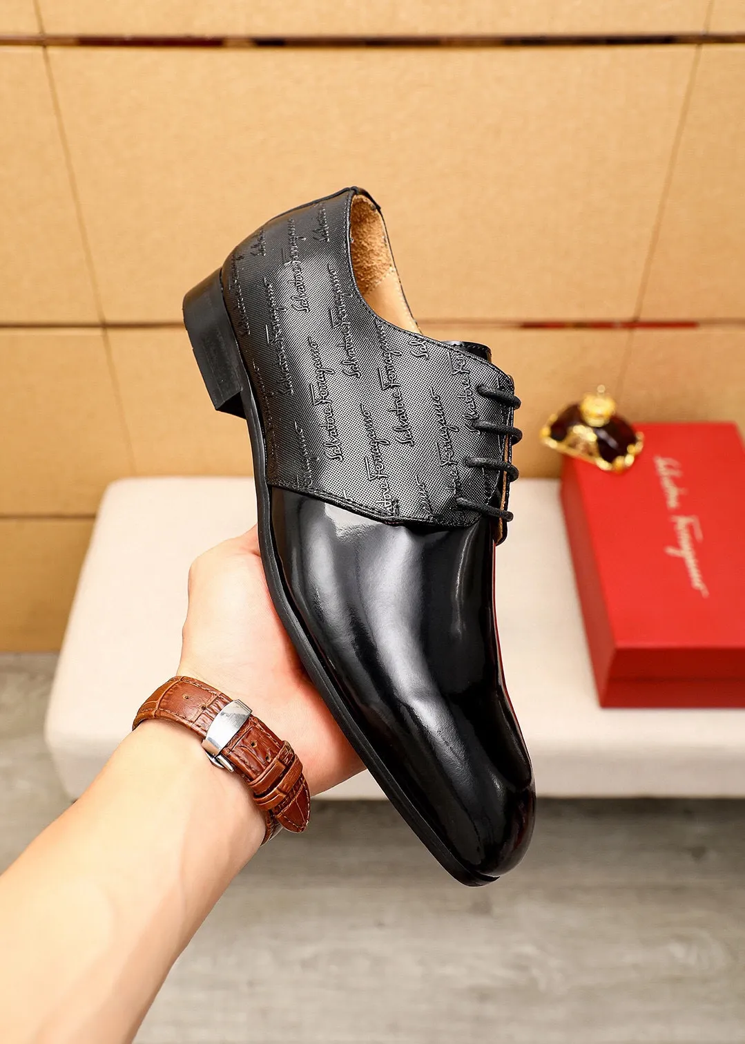 Men's shoes 💰520 💐 Product trademark: Ferragamo "Ferragamo" business leather shoes Regular size: 38-44 (45🉑️customized) Product materials: Selected imported calfskin upper+, imported water-dyed cowhide leather lining. Strong three-dimensional visual effect, combined outsole Color: 2⃣️seed leather materials optional